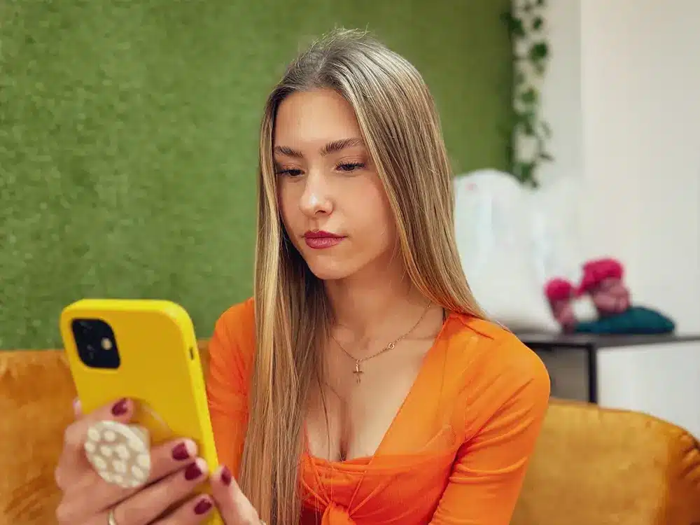 Mitarbeiterin der Social Media Agentur Bumblehouse beim Community Management am Smartphone