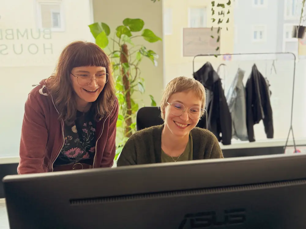 Zwei Grafikdesignerinnen der Werbeagentur Bumblehouse bei der Arbeit an einem Markenprojekt in Eggenfelden