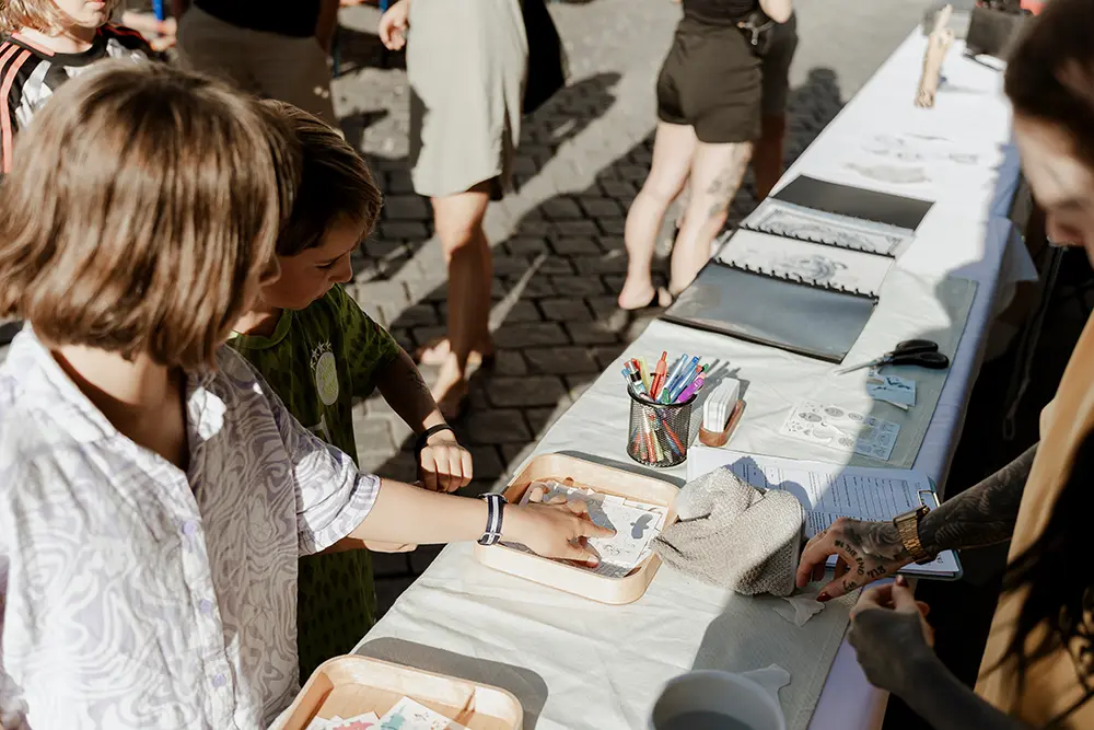Kinder bekommen ein Tattoo beim Statt Fest in Eggenfelden