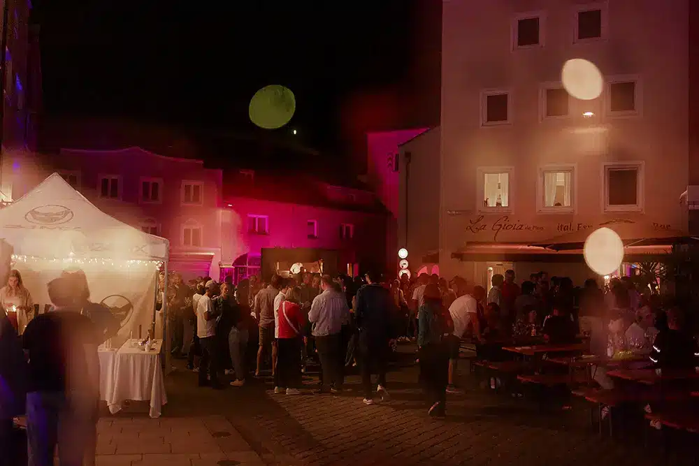 Nachtaufnahme des Statt Festes in Eggenfelden mit vielen Besucher:innen und stimmungsvoller Beleuchtung