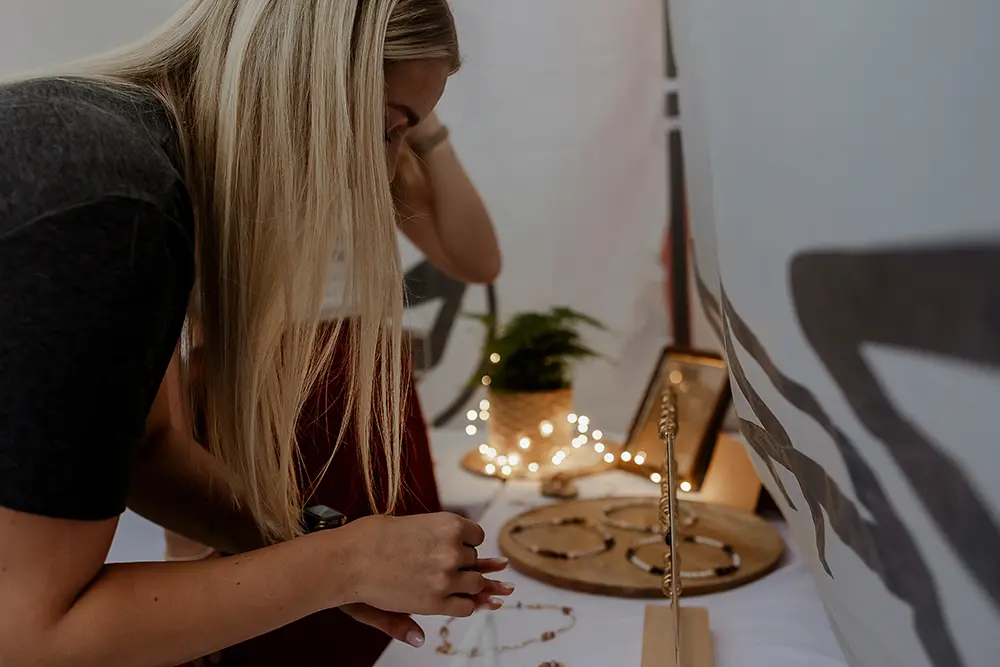Frau betrachtet handgefertigten Schmuck an einem Stand beim Statt Fest in Eggenfelden