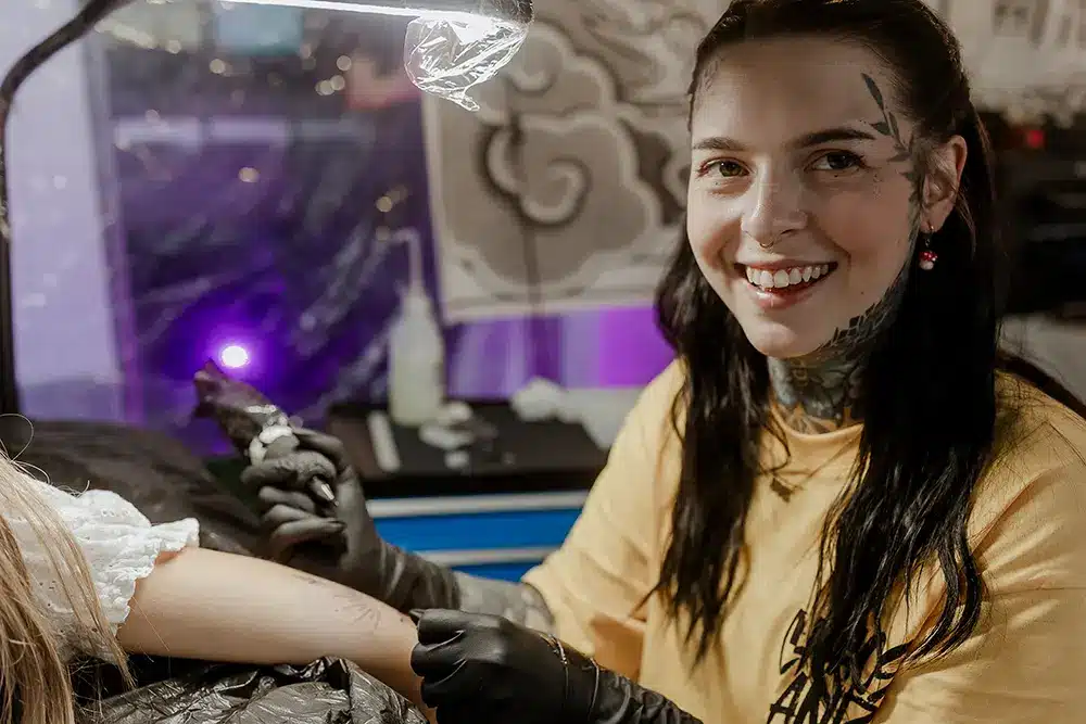 Tätowiererin bei einer Live-Tattoo-Session beim Statt Fest in Eggenfelden
